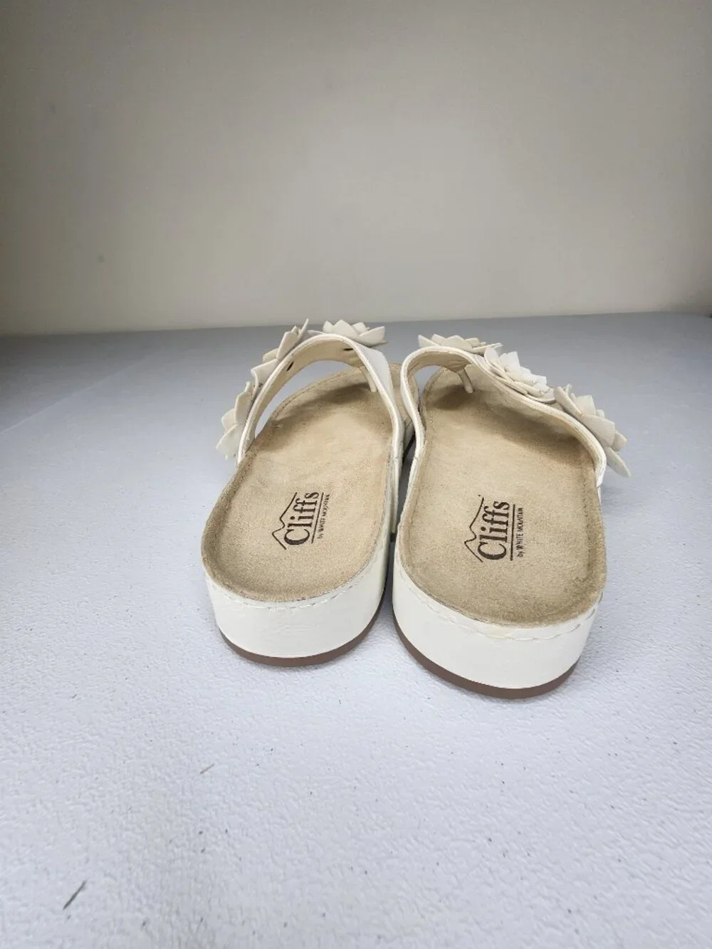 Cliffs by White Mountain Floral detail Thong Sandals Hot Spot White 8.5